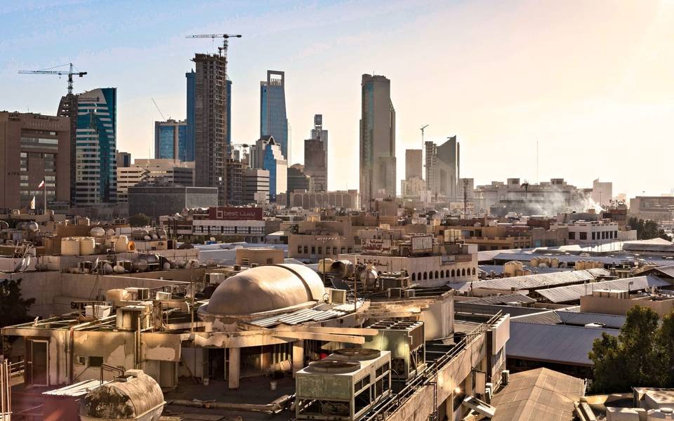 أفق الرياض بأبراجه الحديثة ورافعات البناء فوق الأحياء المنخفضة
